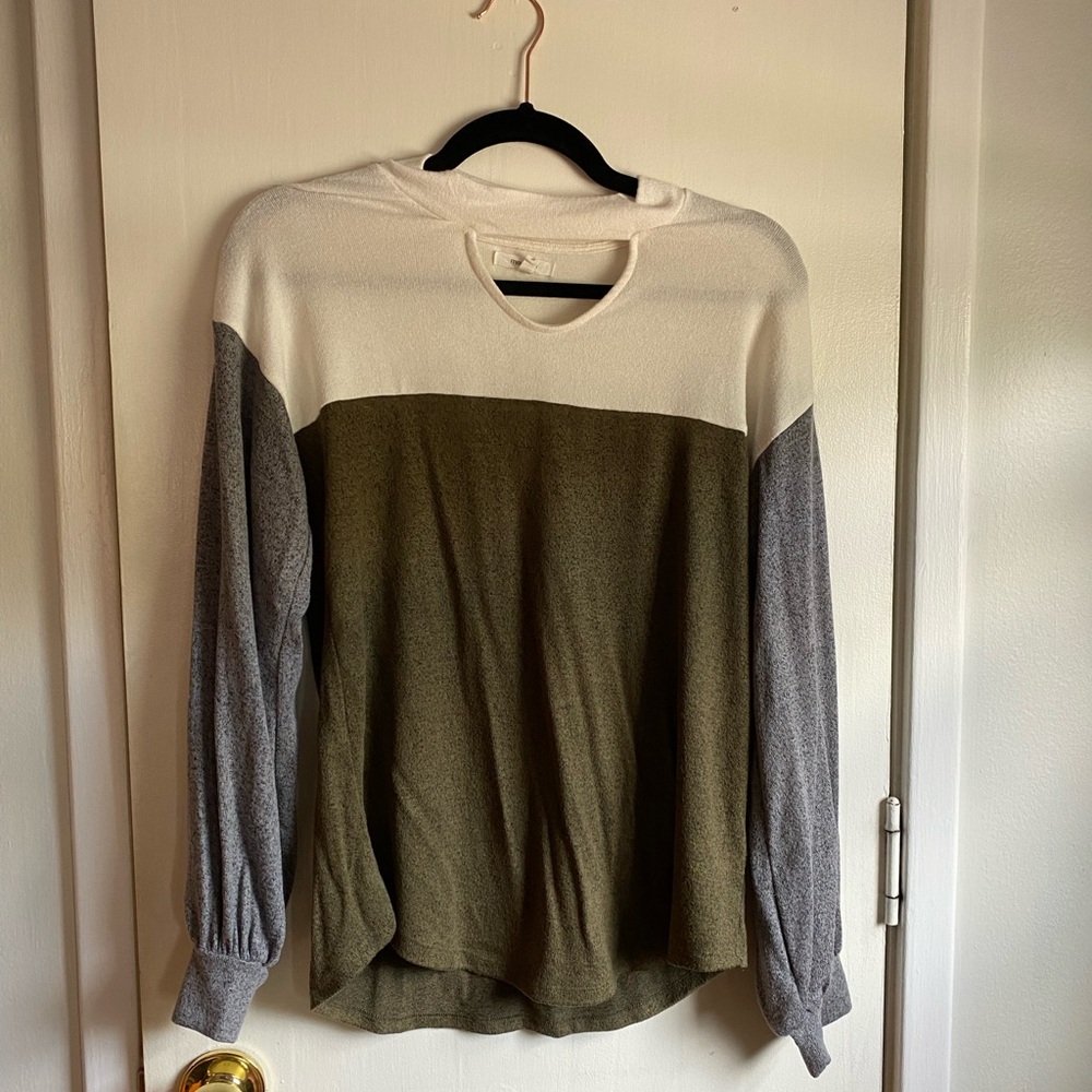 Maurice’s sweater tricolor, size small